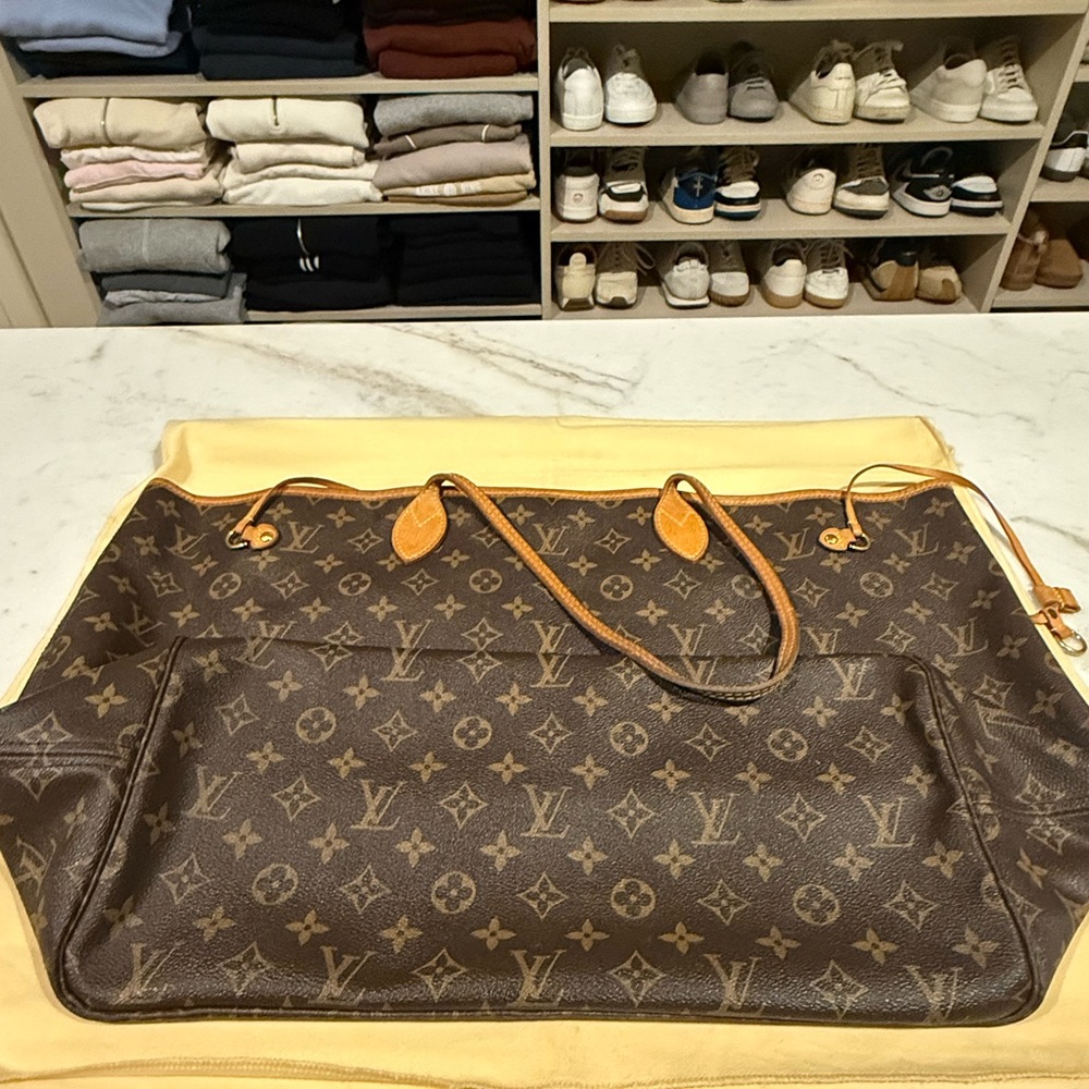 Louis Vuitton Monogram Neverfull GM Tote Bag - Picture 2 of 9